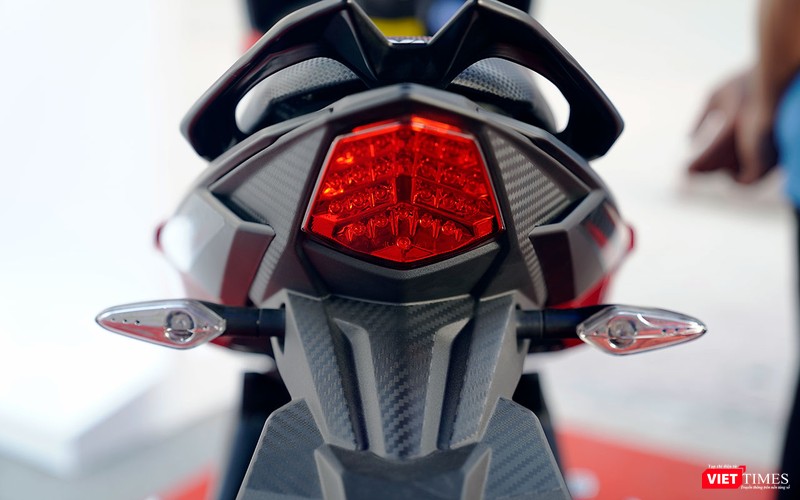 Cụm đèn hậu LED với xi-nhan tách biệt.