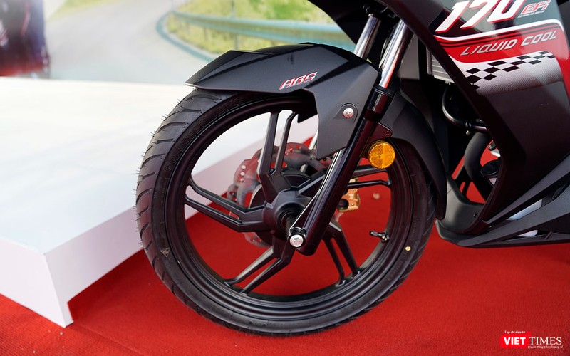 Vành đúc 5 chấu kép với lốp trước cỡ 90/80 và lốp sau cỡ 120/70