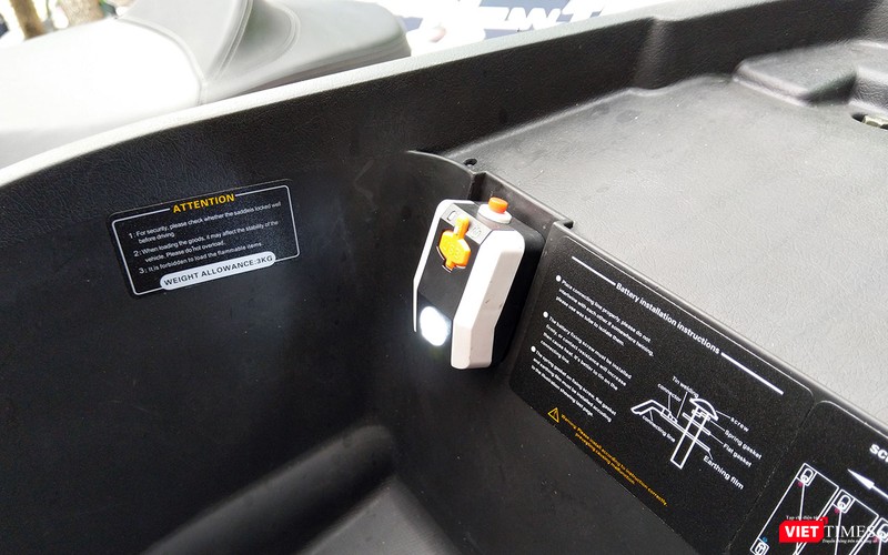 Đèn soi cốp giúp cho việc tìm kiếm đồ đạc trở nên dễ dàng hơn khi trời tối.