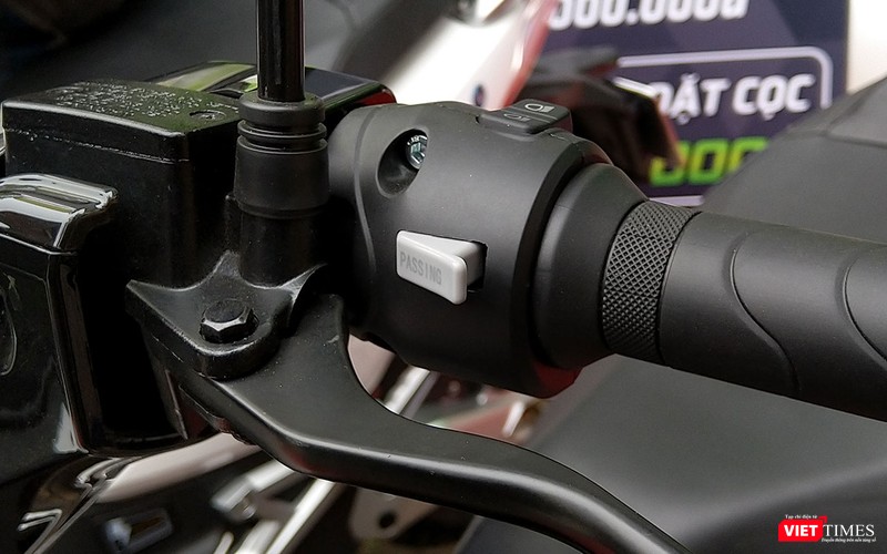 Công tắc Passing cho phép người lái xin vượt mà không cần còi.