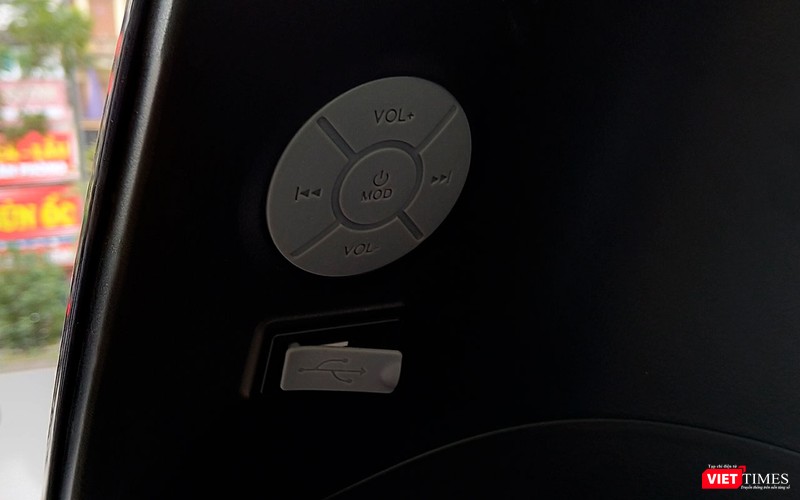 Khi kết nối điện thoại thông qua bluetooth, người dùng có thể chỉnh âm nhạc và âm thanh một cách chủ động.