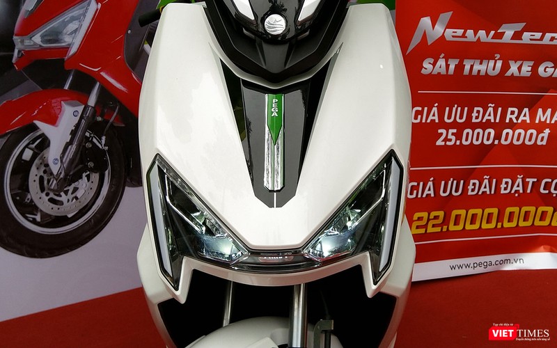 Cụm đèn pha có thiết kế bắt mắt và nổi bật với các đường nét tạo hình góc cạnh và hệ thống LED được áp dụng.