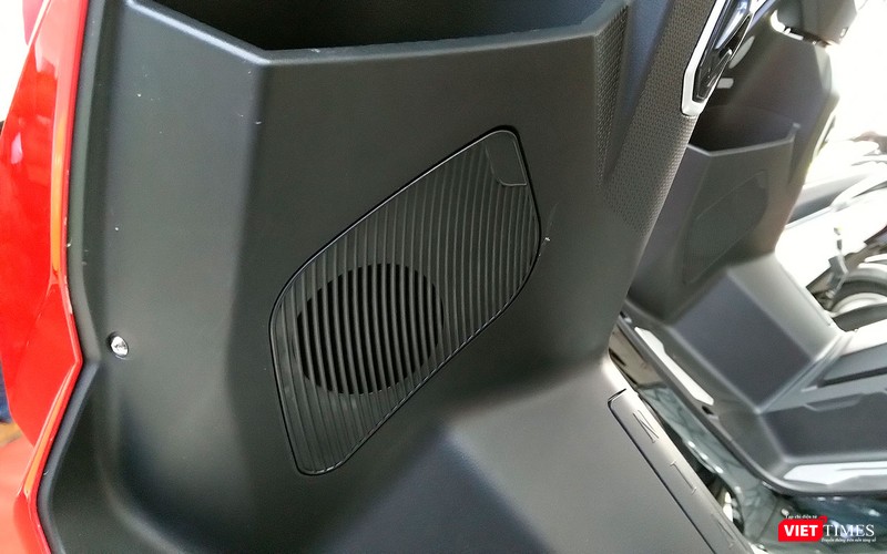 Hệ thống âm thanh 2 loa cho phép kết nối với điện thoại thông minh qua hệ thống Bluetooth.