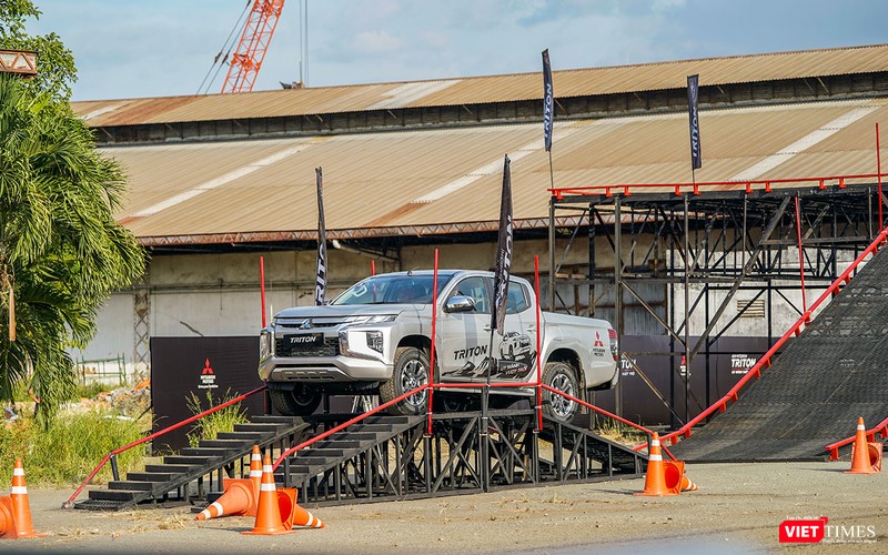 Kế tiếp phần trải nghiệm 2 hệ thống hỗ trợ khởi hành ngang dốc và hỗ trợ đổ đèo, khách hàng tham gia trải nghiệm lái Triton 2019 sẽ tiếp tục đến với mô hình giả lập đường trơn trợt để cảm nhận hệ thống cân bằng điện tử và kiểm soát lực kéo ASTC.