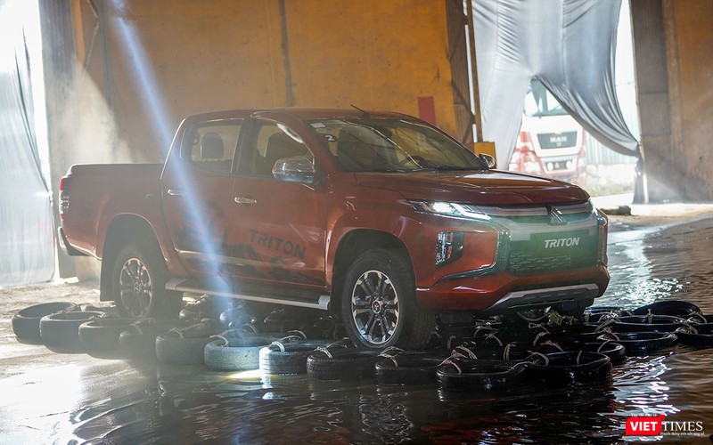 Ngay sau đó, Mitsubishi Triton 2019 sẽ bước vào một sân khấu ngập nước với thử thách đầu tiên là các phao lốp mô phỏng điều kiện đường mấp mô nhằm thể hiện độ êm ái của hệ thống treo.