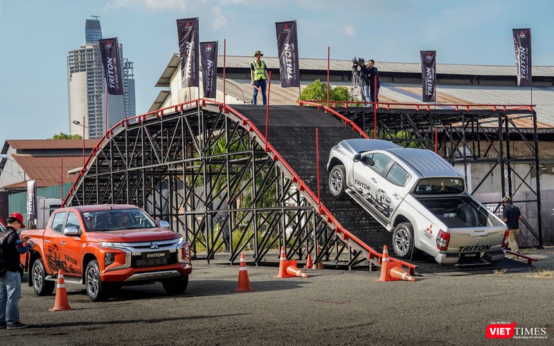 Các mô hình khung thép được dựng lên mô phỏng điều kiện địa hình thực tế.