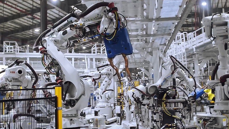 Công đoạn hàn sẽ do toàn bộ các rô-bốt đảm nhiệm