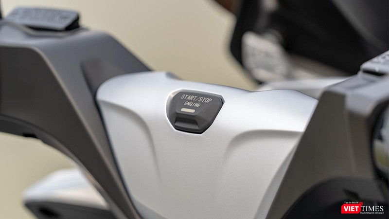 Ghi đông được bọc kín với nút ấn khởi động Start/Stop Engine ở chính giữa tương tự như trang bị trên ô tô.