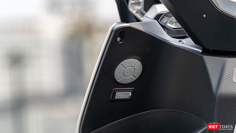 Cụm điều khiển kết nối hệ thống giải trí với điện thoại bằng Bluetooth, phía dưới là cổng USB sạc điện thoại.