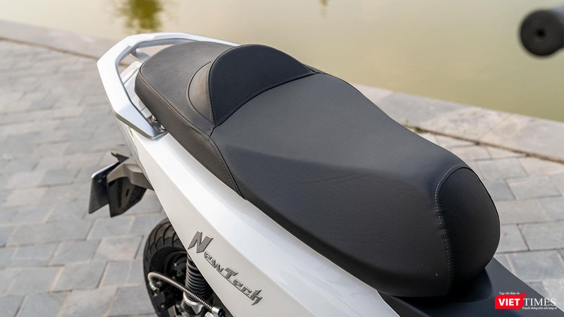 Yên xe có độ rộng, êm và thoải mái cho người ngồi phía trước.