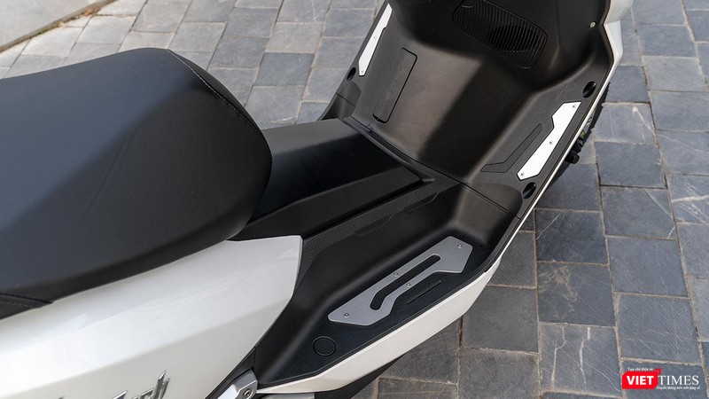 Khu vực để chân được bố trí với hai tư thế ngồi và duỗi chân.