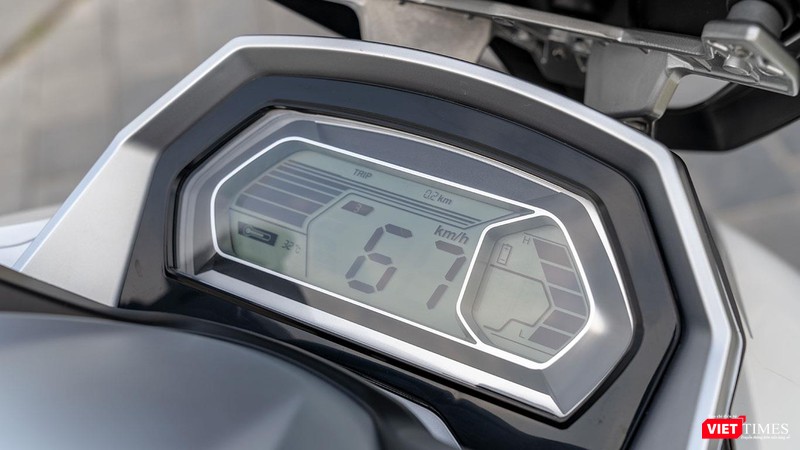 Cụm đồng hồ điện tử đơn sắc cho khả năng hiển thị rõ ràng ngay cả khi trời nắng gắt.