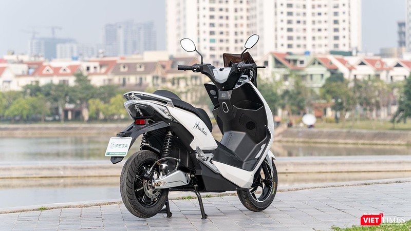 Khu vực đuôi xe được thiết kế tạo cảm giác hơi mất cân đối với phong cách Touring Scooter