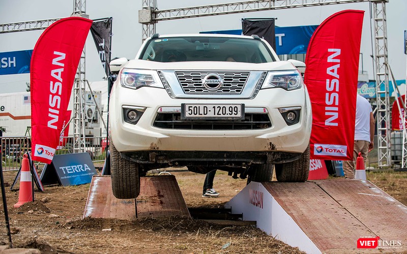 Đây là bài thử cơ bản không thể thiếu trong các chương trình trải nghiệm lái xe địa hình. Nó sẽ cho thấy sự ưu việt của hệ thống dẫn động 4 bánh và khả năng kiểm soát lực kéo trên từng bánh khi một trong các bánh xe bị mất độ bám đường