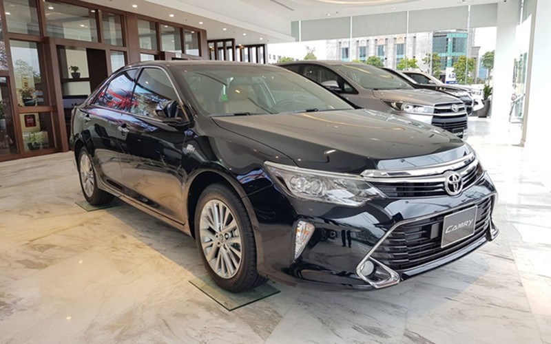Toyota Camry hiện đang được các đại lý giảm giá khá mạnh từ 40-60 triệu đồng. Toyota Camry hiện đang được các đại lý giảm giá khá mạnh từ 40-60 triệu đồng.