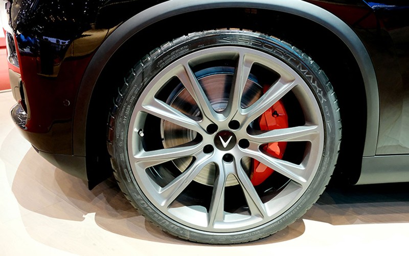 Phong cách thể thao được thể hiện rõ ràng qua bộ lốp và bộ la-zăng cỡ lớn 22 inch. Phong cách thể thao được thể hiện rõ ràng qua bộ lốp và bộ la-zăng cỡ lớn 22 inch.