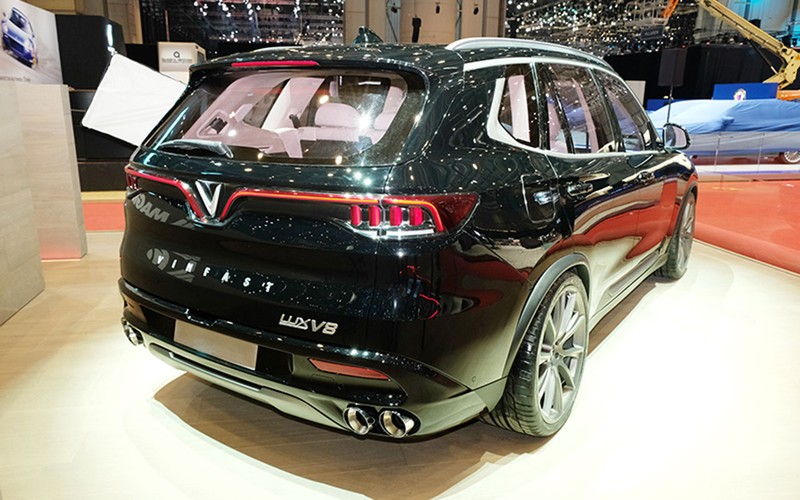 So với phiên bản tiêu chuẩn, Lux V8 được bổ sung thêm các chi tiết cao cấp để tôn thêm vẻ cao cấp cho thiết kế ngoại hình. So với phiên bản tiêu chuẩn, Lux V8 được bổ sung thêm các chi tiết cao cấp để tôn thêm vẻ cao cấp cho thiết kế ngoại hình.