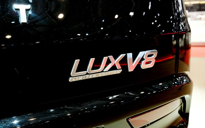 Khối động cơ V8 của Lux V8 vẫn còn là một ẩn số. Khối động cơ V8 của Lux V8 vẫn còn là một ẩn số.
