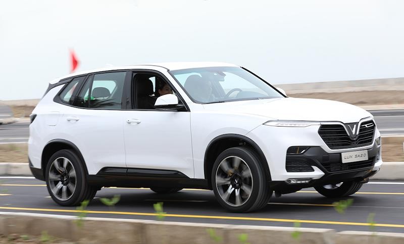 VinFast Lux SA2.0 hoàn thiện đầu tiên có màu sơn trắng, được trang bị động cơ DOHC 2.0L, công suất 228 mã lực.