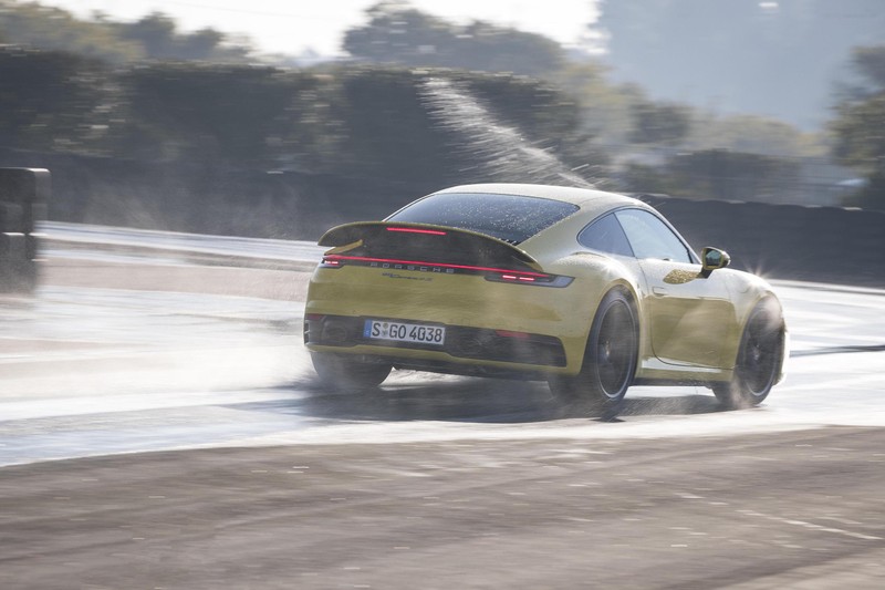 Dù giúp chiếc xe trở nên an toàn hơn nhưng chế độ lái Wet Mode vẫn chỉ được xem như là một hệ thống hỗ trợ.