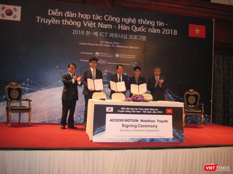 Bộ trưởng You Young Min và Thứ trưởng Nguyễn Minh Hồng chứng kiến sự ký kết hợp tác của Access Montion (Hàn Quốc) với 2 đối tác Việt Nam là Mobifone và Tripath