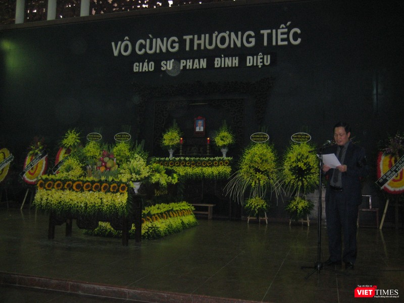 GS TS Nguyễn Hữu Đức - Phó Giám đốc Đại học Quốc gia Hà Nội đọc điếu văn tại lễ tang GS TS Phan Đình Diệu