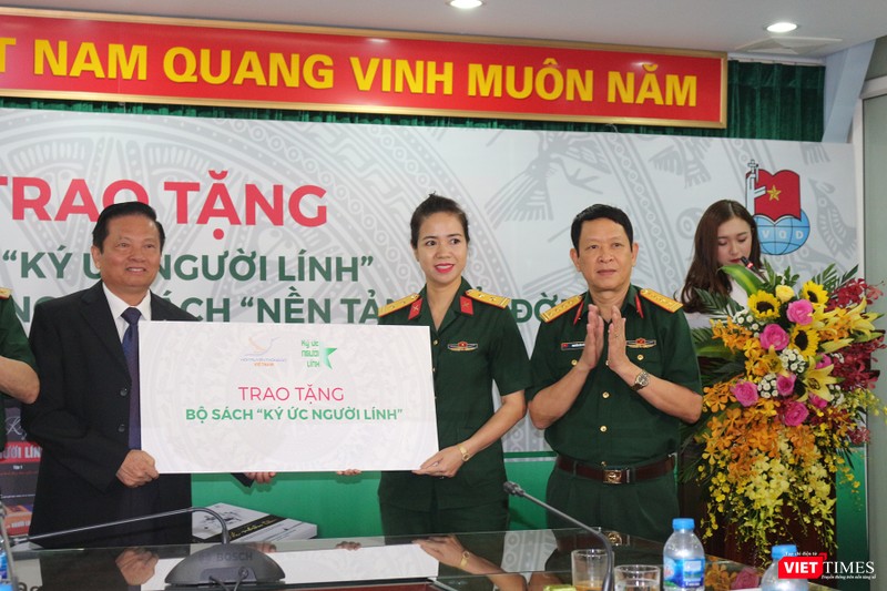 TS Lê Doãn Hợp trao tặng tượng trưng bộ sách "Ký ức người lính" cho Trung tá Mạc Thùy Dương - Phó Giám đốc Thư viện Quân đội