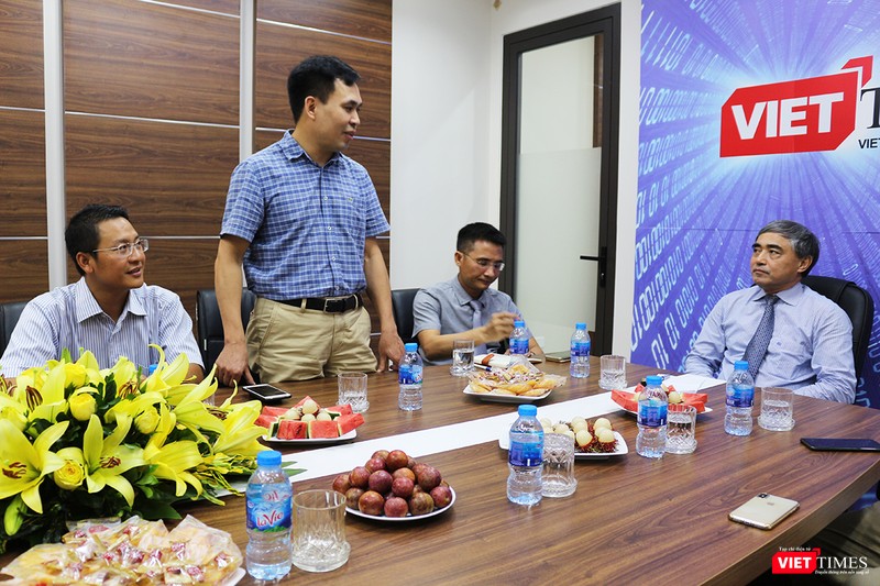 Tổng biên tập Đặng Vương Hạnh báo cáo với lãnh đạo Hội về sự phát triển của VietTimes.