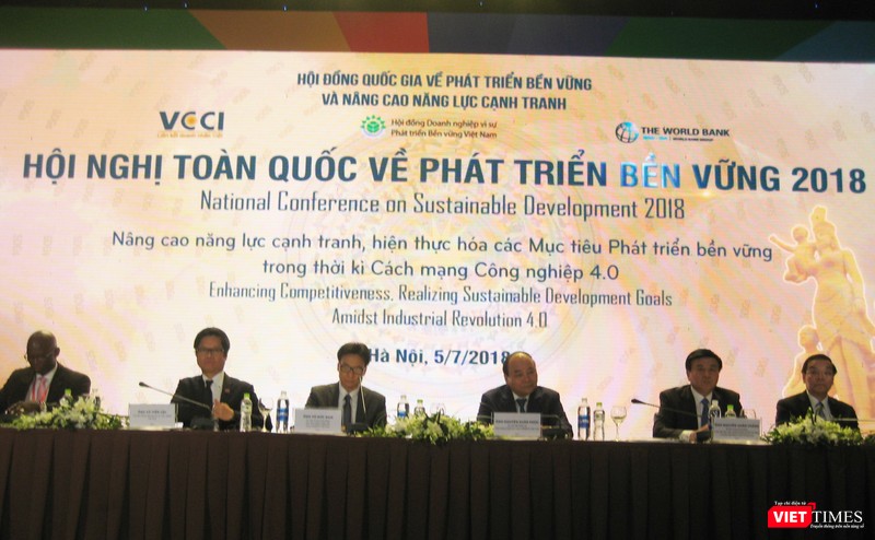 Thủ tướng Nguyễn Xuân Phúc, Phó Thủ tướng Vũ Đức Đam, Chủ tịch VCCI Vũ Tiến Lộc và Giám đốc World Bank Ousmane Dione tham dự và phát biểu tại hội thảo