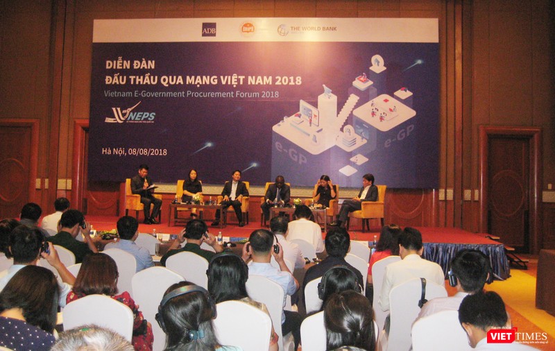 Giao lưu giữa các khách mời với đại biểu tham dự Diễn đàn Đấu thầu qua mạng Việt Nam 2018