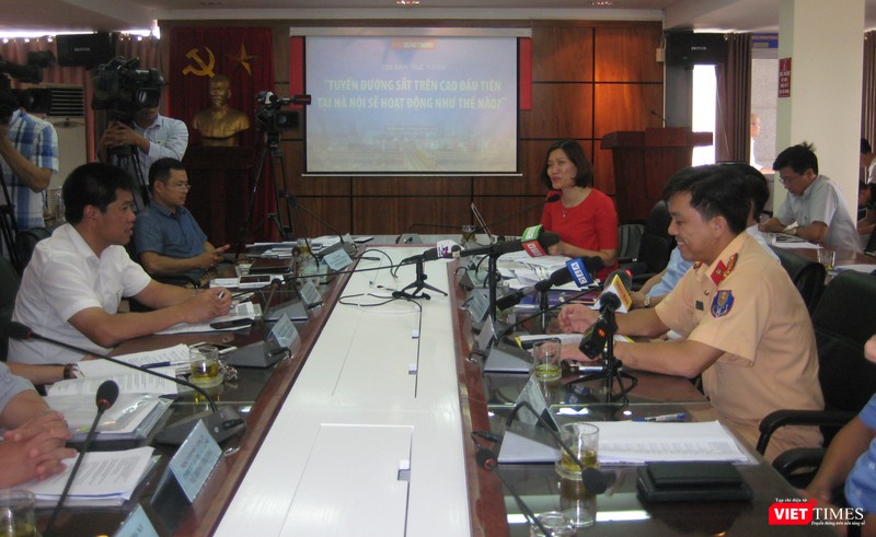 Quang cảnh buổi tọa đàm "Tuyến đường sắt trên cao đầu tiên tại Hà Nội sẽ hoạt động như thế nào?"