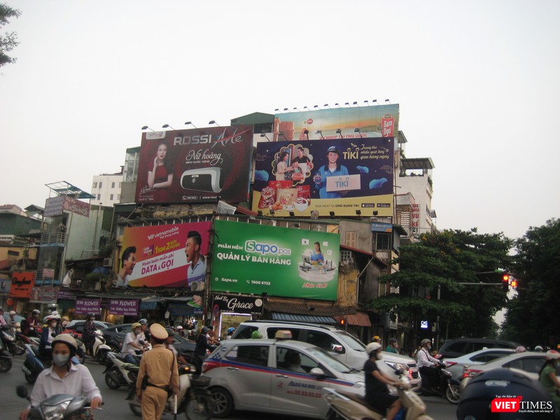 Để vẽ được biển quảng cáo ở thời kỳ chưa có máy in màu khổ lớn, các họa sĩ mỹ thuật công nghiệp phải có kiến thức toán học ứng dụng