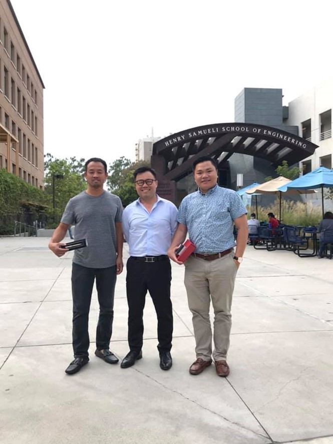Tiến sĩ Nguyễn Đình Phú (phải) tại University of California, Irvine (Mỹ). Ảnh: NVCC