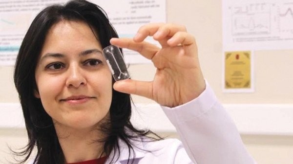 Bác sĩ Ahu Arslan Yildiz cầm một khối u ung thư được tạo ra bằng in sinh học. Bác sĩ Ahu Arslan Yildiz cầm một khối u ung thư được tạo ra bằng in sinh học.