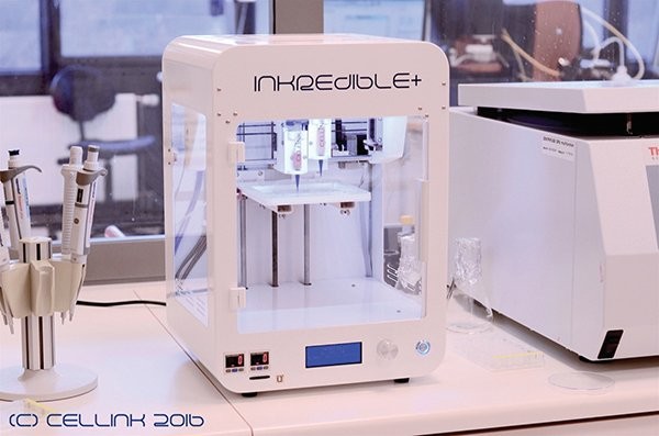 Máy in sinh học của công ty Cellink. Máy in sinh học của công ty Cellink.