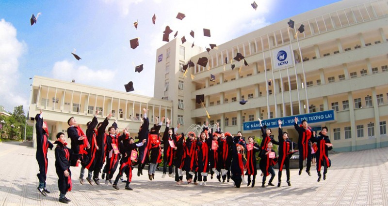 Sinh viên Trường Đại học Công nghệ Thông tin và Truyền thông Thái Nguyên vui mừng sau lễ tốt nghiệp. Ảnh: ICTU.