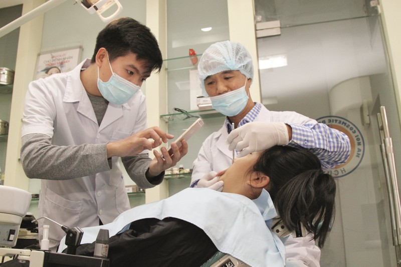 Bác sĩ đang chữa răng cho bệnh nhân