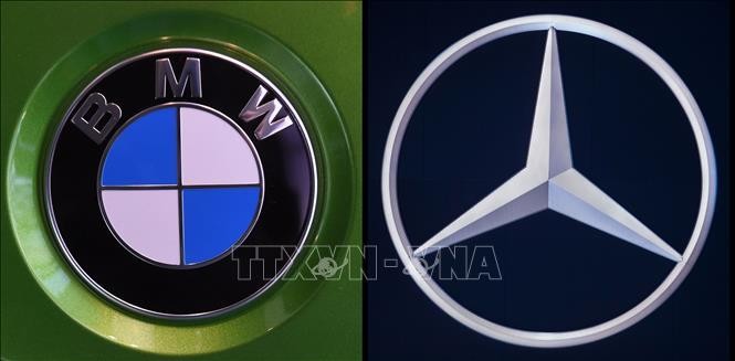  Logo của hai tập đoàn ô tô Đức BMW và Mercedes Daimler. Ảnh: AFP/TTXVN

