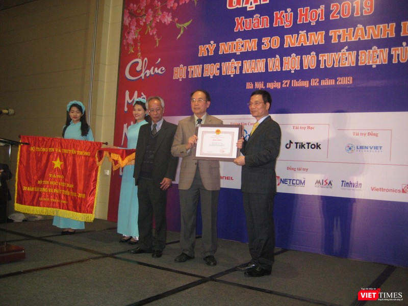Bộ trưởng Bộ Thông tin và Truyền thông Nguyễn Mạnh Hùng (bên phải) trao Bằng khen cho Hội Tin học Việt Nam Bộ trưởng Bộ Thông tin và Truyền thông Nguyễn Mạnh Hùng (bên phải) trao Bằng khen cho Hội Tin học Việt Nam