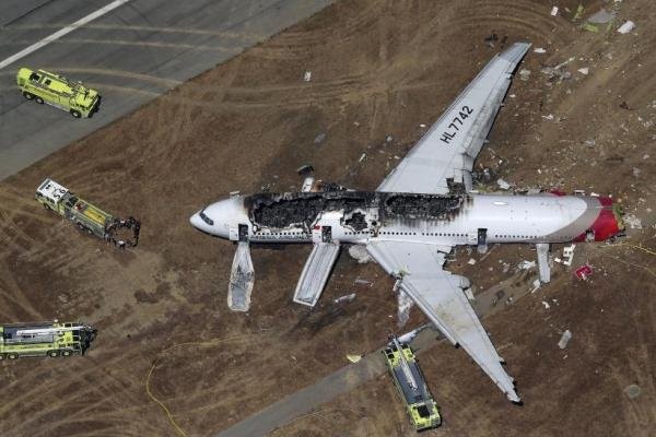 Hiện trường vụ rơi máy bay của hãng hàng không Asiana Airlines (Hàn Quốc) ở San Francisco, Mỹ hồi tháng 7-2013. Ảnh: Reuters