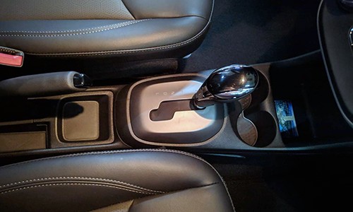 Phanh tay dạng cơ, cần điều khiển hộp số vô cấp dạng thẳng. Phanh tay dạng cơ, cần điều khiển hộp số vô cấp dạng thẳng.