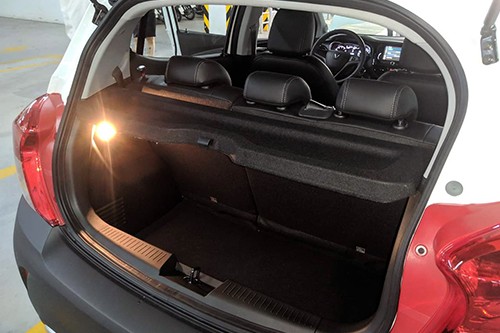 Cốp chứa đồ có đèn chiếu sáng. Cốp chứa đồ có đèn chiếu sáng.