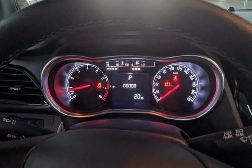 Bảng đồng hồ thể thao, tích hợp màn hình hiển thị thông tin xe. Bảng đồng hồ thể thao, tích hợp màn hình hiển thị thông tin xe.