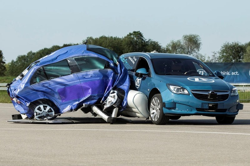 Có vẻ như túi khí trên cũng hơi “ngoại cỡ“. Ảnh: AutoBlog