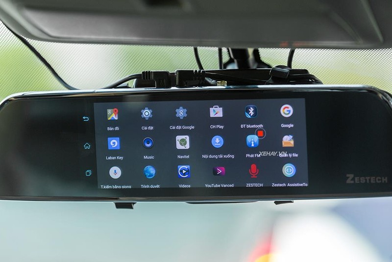 Màn hình hiển thị được lắp phía trên kính cabin