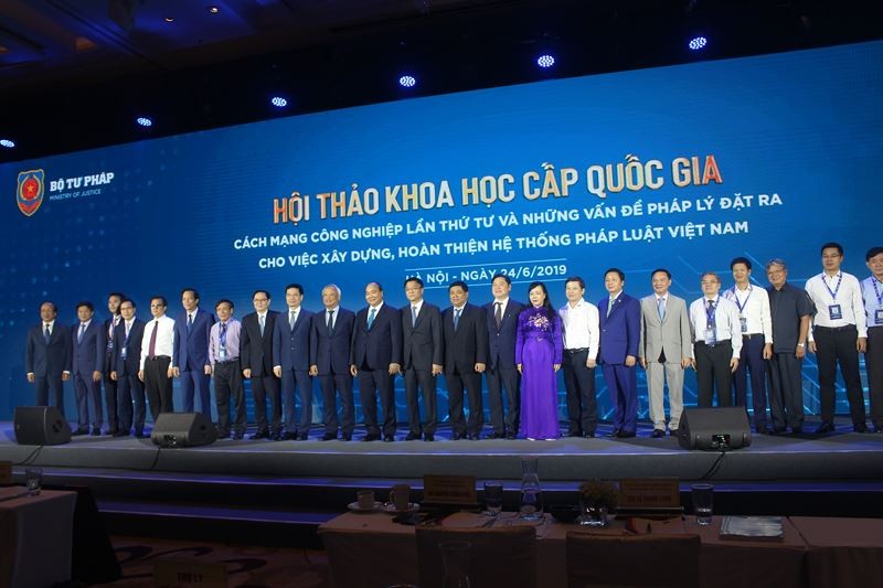 Thủ tướng Nguyễn Xuân Phúc và Phó Chủ tịch Quốc hội Uông Chu Lưu chụp ảnh kỷ niệm với các đại biểu tại hội thảo. Ảnh: báo Pháp luật Việt Nam