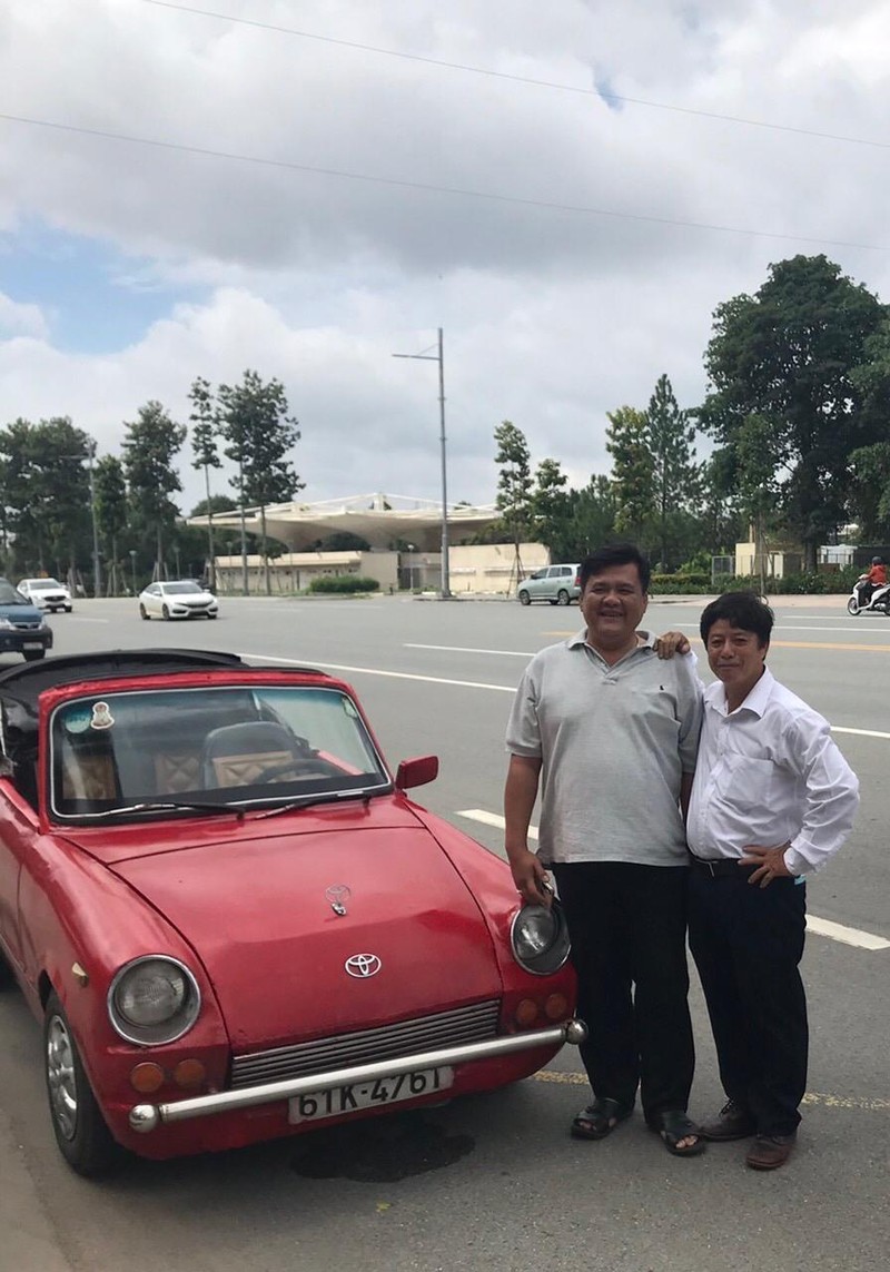 Con trai người chủ cũ (trái) và ông Ngô Lộc (phải), cạnh bên là chiếc xe “huyền thoại“. Ảnh: Đ.A
