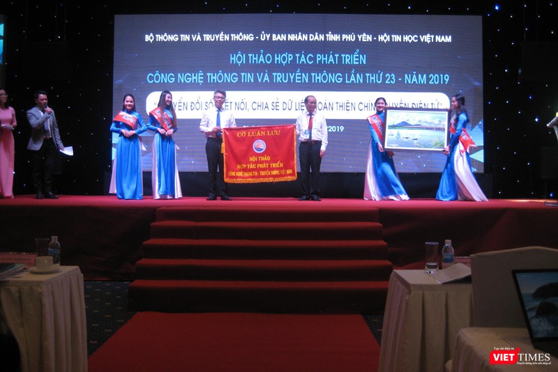 Cờ đăng cai Hội thảo Hợp tác và Phát triển CNTT 2020 được Phú Yên chuyển giao cho Hải Dương