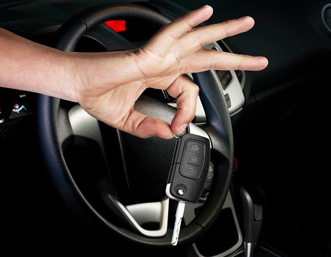 Chiếc xe có thể bị hacker tắt động cơ ngay khi tài xế đang lái xe. Ảnh: Forbes
