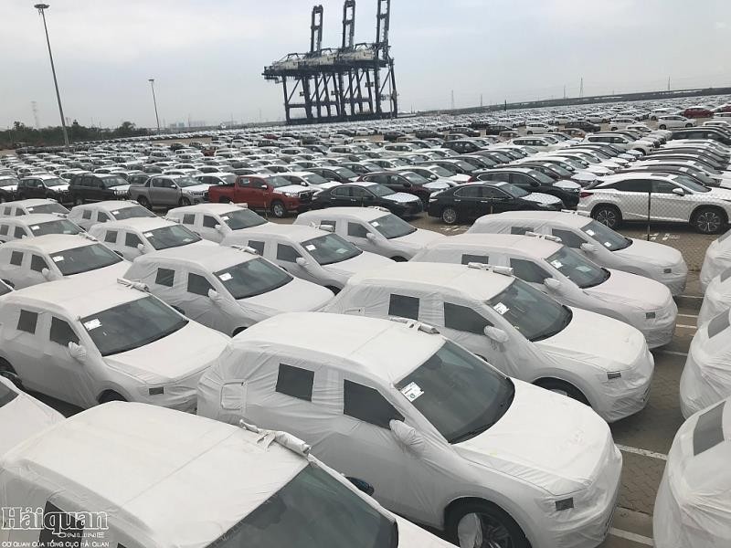 Ô tô nhập khẩu qua cảng Hiệp Phước. Ảnh: T.H
